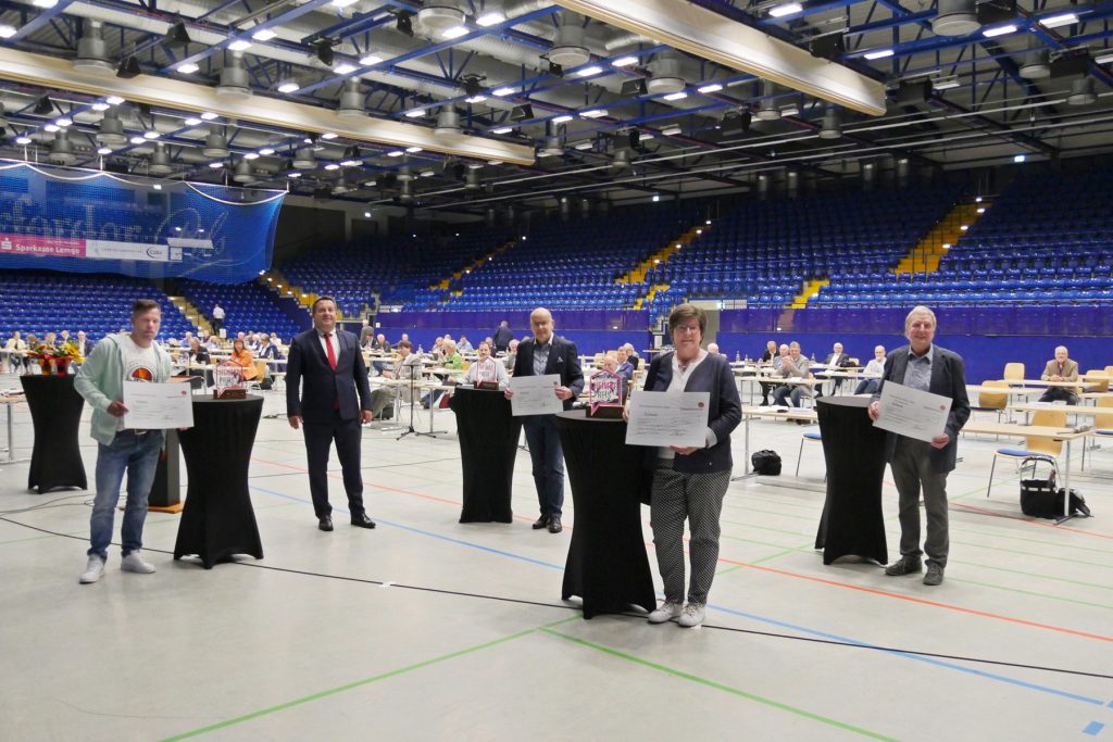 BUZ: Verleihung auf der Spielfläche der Phoenix Contact Arena (v.li): Florian Schalofsky (Platz 2), Landrat Dr. Lehmann, Olaf Henning (Platz 1), Ilsemarie Büscher (Platz 3) und Günther Wiemann (Sonderpreis).